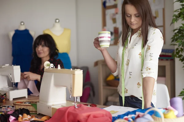 Mode-ontwerpers tijdens werkzaamheden in de studio — Stockfoto