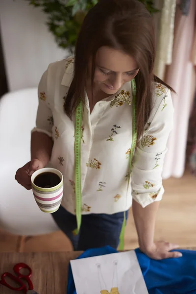 Donna che beve caffè durante il lavoro . — Foto Stock