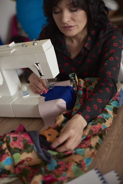 Vrouw aan de naaimachine — Stockfoto
