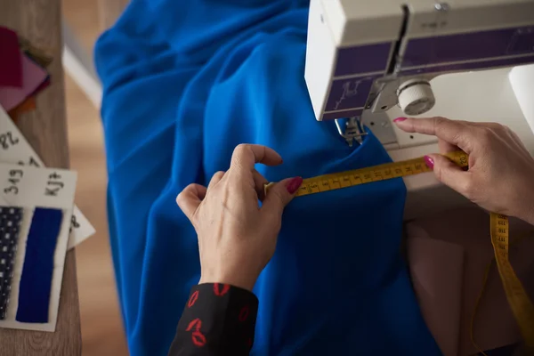 Mujer tomando las últimas medidas — Foto de Stock