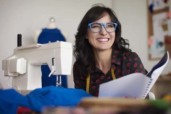 Ridere donna al suo lavoro — Foto Stock