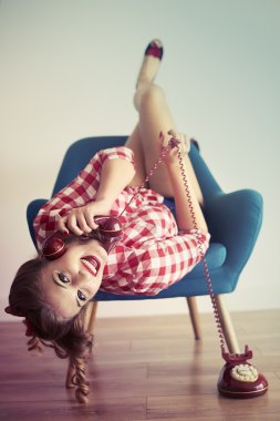 Telefonda konuşurken kız pin 