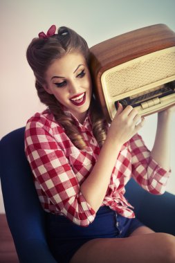 Pin Up kız retro radyo ile