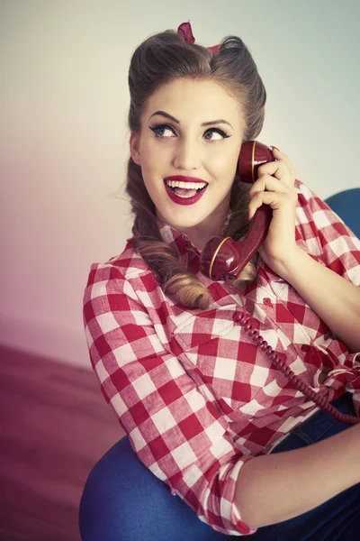 Pin up girl talking on the phone — Stock Photo, Image