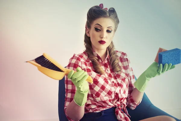 Klämma fast upp flicka redo att rengöring — Stockfoto