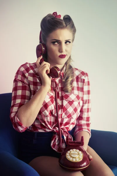 Pin up girl, rozmawia przez telefon — Zdjęcie stockowe