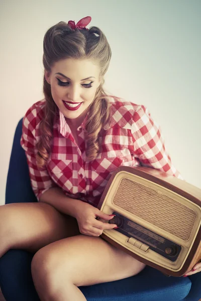 Pin up girl za pomocą retro radio — Zdjęcie stockowe