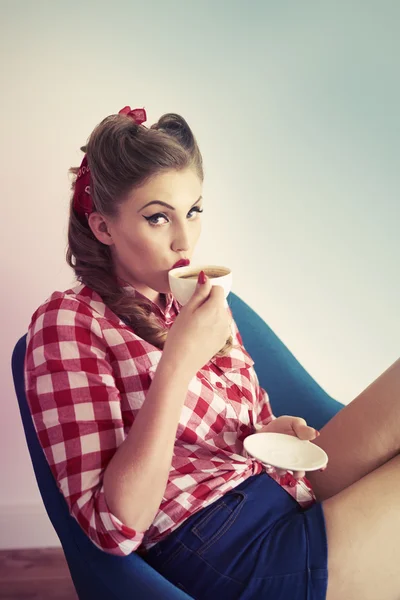 Pin up menina beber café — Fotografia de Stock