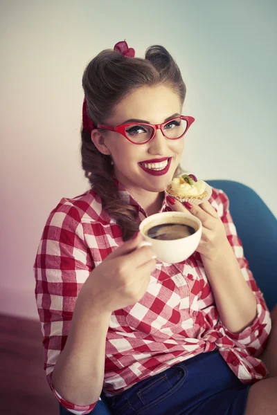Pin up menina beber café com muffin — Fotografia de Stock