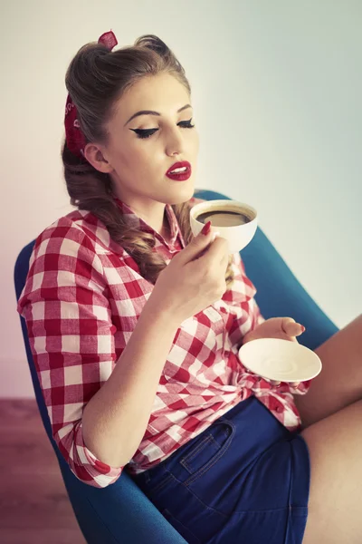 Pin up girl picie kawy — Zdjęcie stockowe