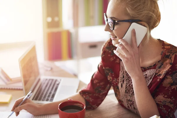 Woman talking on mobile phone — Stock Photo, Image