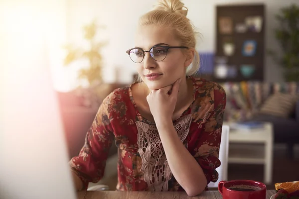 Zakenvrouw die thuis werkt — Stockfoto