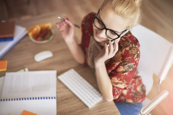 Ona rozmowy na telefon komórkowy — Zdjęcie stockowe