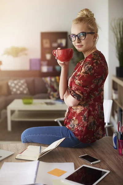 Žena pije kávu — Stock fotografie