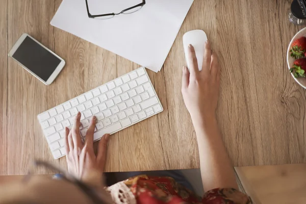 Woman working on computer. — Stock Photo, Image