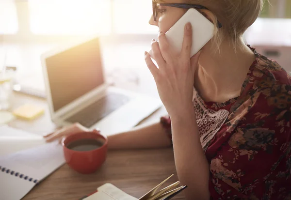 Vacker kvinna talar på mobiltelefon — Stockfoto