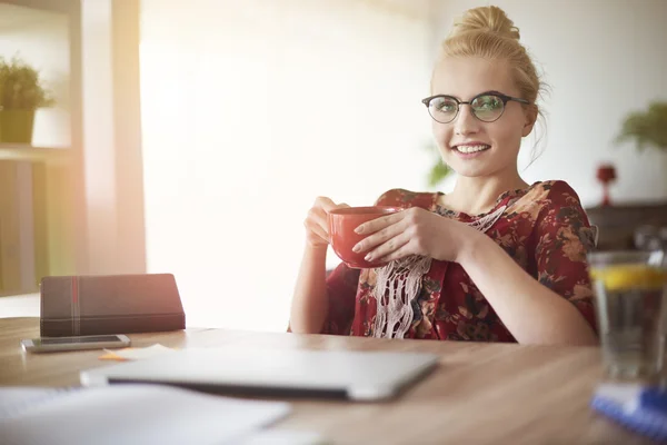 Mujer trabajando con taza de café — Foto de Stock