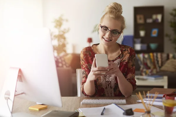 Belle femme travaillant à la maison — Photo