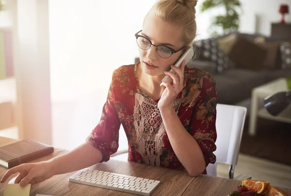 Beautiful woman working at home — Stock Photo, Image