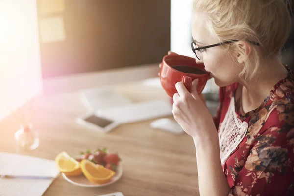 Vrouw die koffie drinkt — Stockfoto