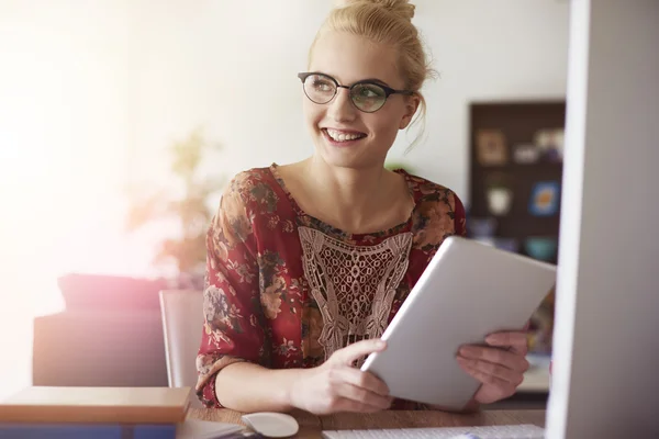 Beautiful woman working at home — Stockfoto