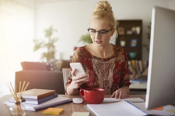 Beautiful woman working at home — Stockfoto