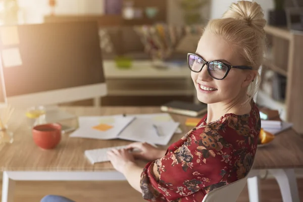 Beautiful woman working at home — Stok fotoğraf