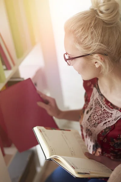 Vrouw op zoek naar belangrijk document — Stockfoto