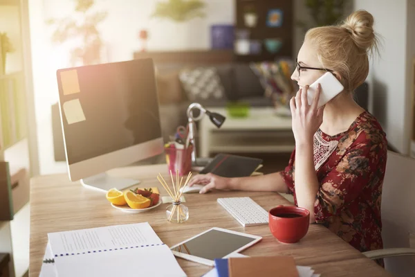 Beautiful woman working at home — Stockfoto