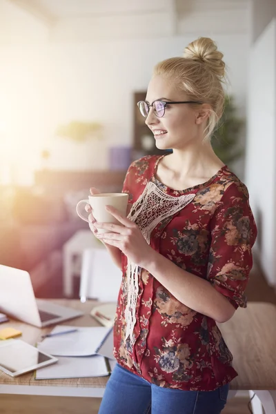 Mulher bonita bebendo café Imagem De Stock
