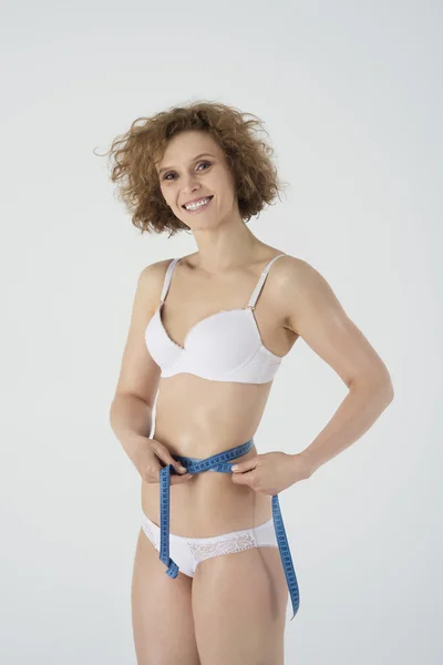 Mujer midiendo su delgada cintura — Foto de Stock