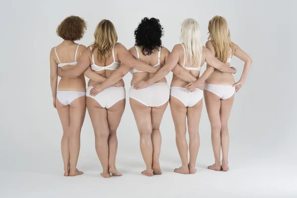 Kvinnor poserar i underkläder — Stockfoto