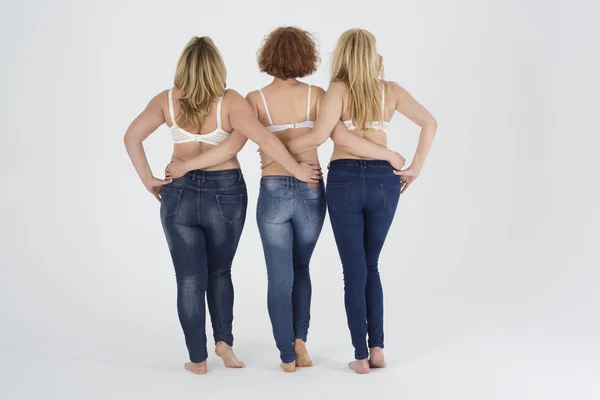 Три женщины в джинсах в студии — стоковое фото