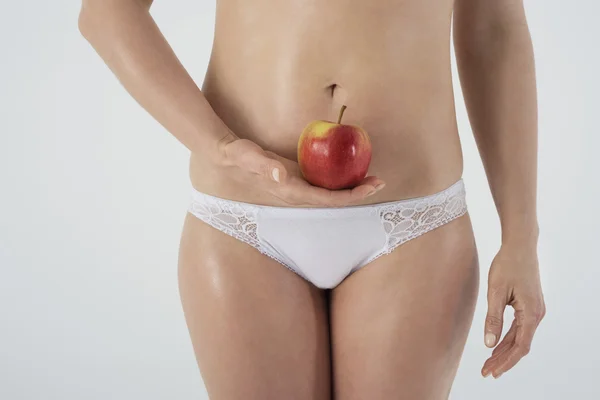 Frau hält Apfel in der Hand. — Stockfoto