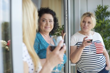 Arkadaşlarım iyi şarap içme