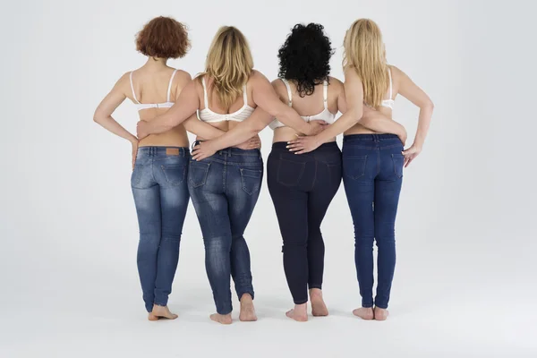 Skupina žen nosí džíny — Stock fotografie