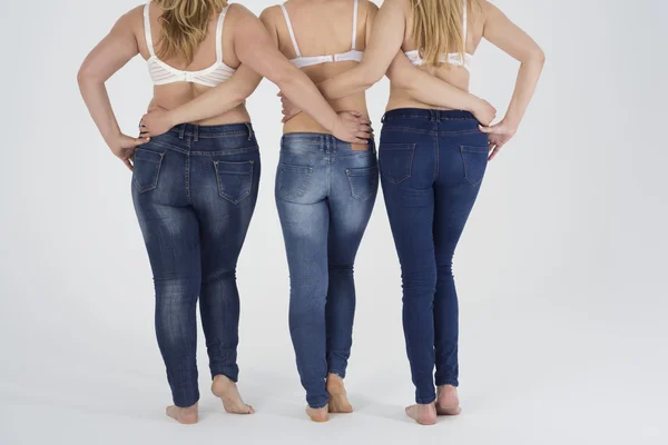 Grupo de mulheres vestindo jeans — Fotografia de Stock