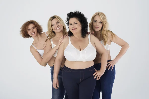 Groep vrouwen dragen jeans — Stockfoto