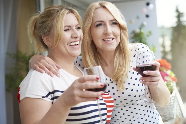 Šťastné ženy, pití vína — Stock fotografie