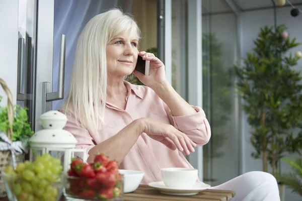 Starsza kobieta rozmowy na telefon komórkowy — Zdjęcie stockowe