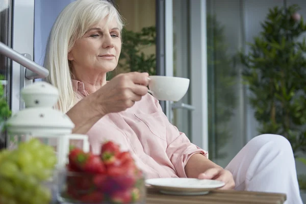 Mujer bebiendo taza de café por la mañana —  Fotos de Stock