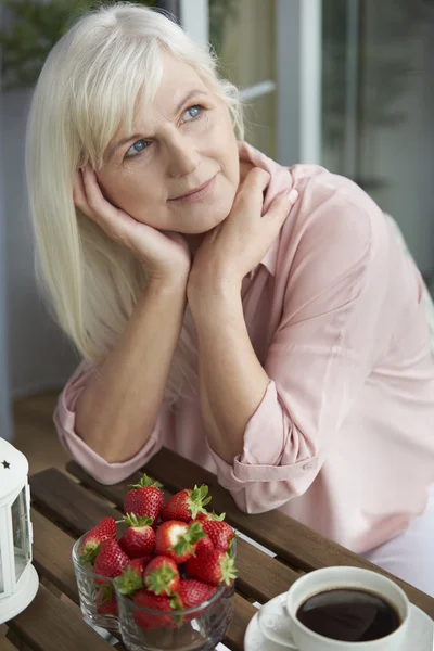 Tankeväckande mormor på balkongen — Stockfoto