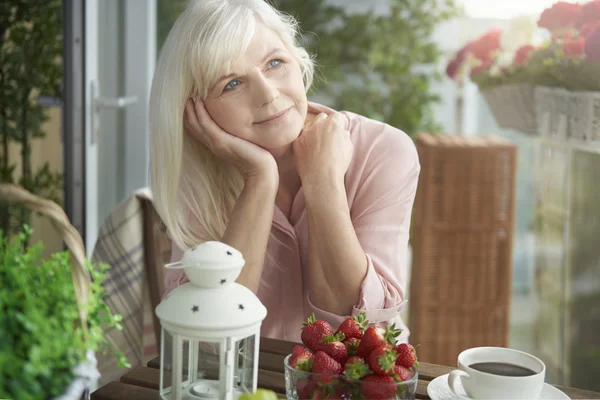 Woman thinking of plans for holiday — Stock Photo, Image