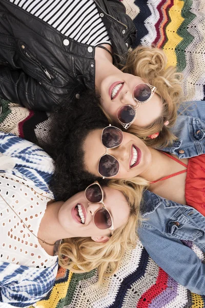 Tres amigos tumbados en la hierba — Foto de Stock