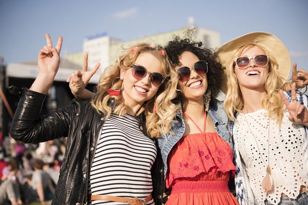 Amigos femeninos en el concierto — Foto de Stock