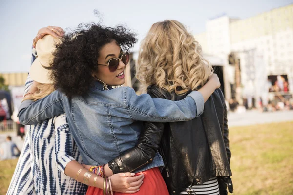 Mädchen auf dem Weg zum Festival — Stockfoto