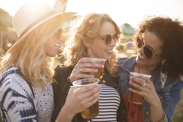 Las mujeres aplauden por la mejor fiesta — Foto de Stock