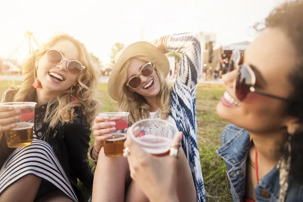 Meisjes bier drinken op het festival — Stockfoto