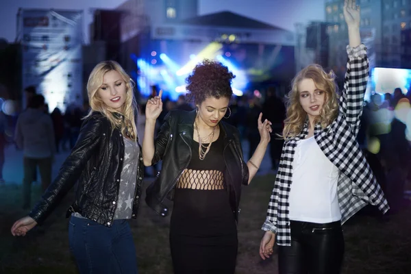 Tres chicas divirtiéndose juntas — Foto de Stock