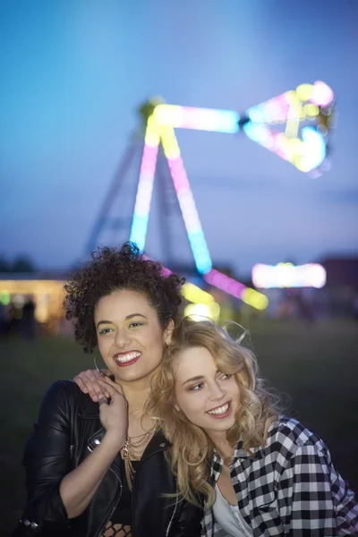 Mujeres en el parque de atracciones — Foto de Stock